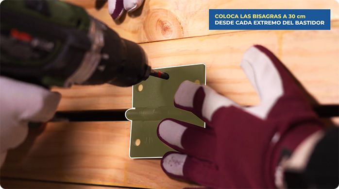 una persona instala bisagras en los marcos de pino.
