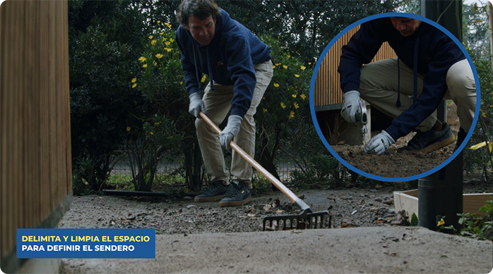 un hombre pasa un rastrillo para despejar y limpiar el sector en que hará el sendero de hormigón. Luego, lo delimita con estacas y pita.