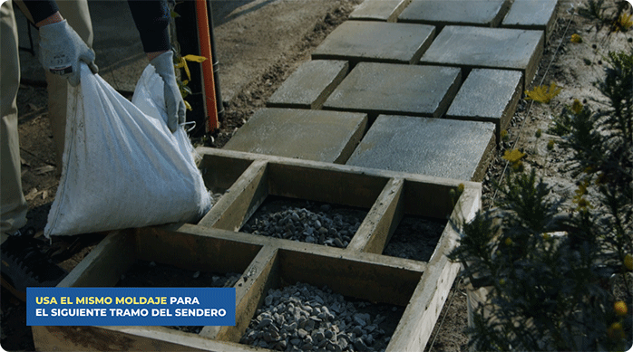 un hombre poniendo gravilla en el molde de pino seco cepillado.