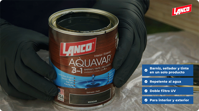 una persona tiene entre sus manos un tarro de barniz Aquavar de Lanco que es un producto 3 en 1: barniz, sellador y tinte.