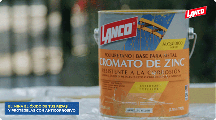 un tarro de cromato de zinc apoyado en una mesa.