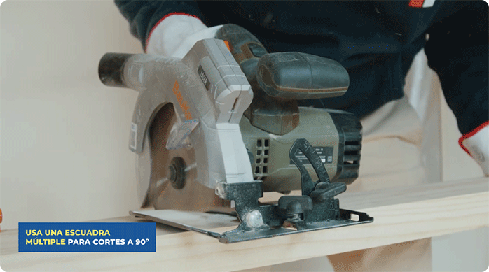 una persona usa una sierra circular para cortar tablas de pino seco cepillado.