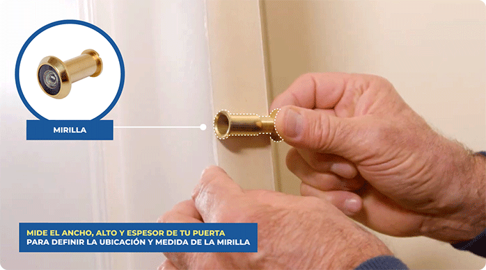 un hombre apoya una mirilla de puerta en el canto de la puerta para comprobar que el largo es el adecuado.