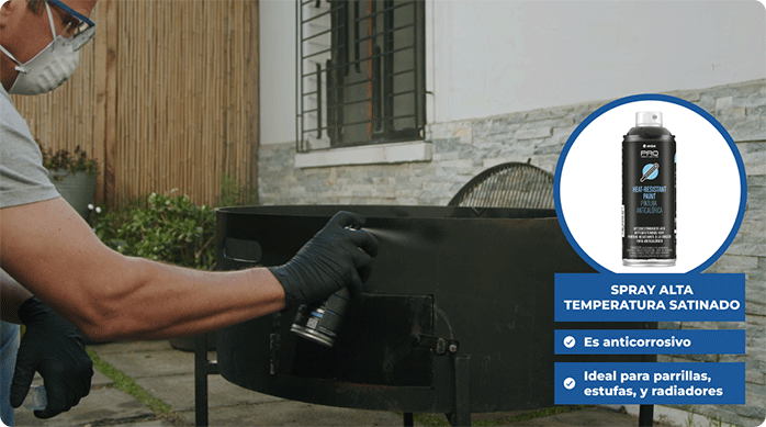 un hombre aplica un spray para alta temperatura satinado negro en el tambor de la parrilla.
