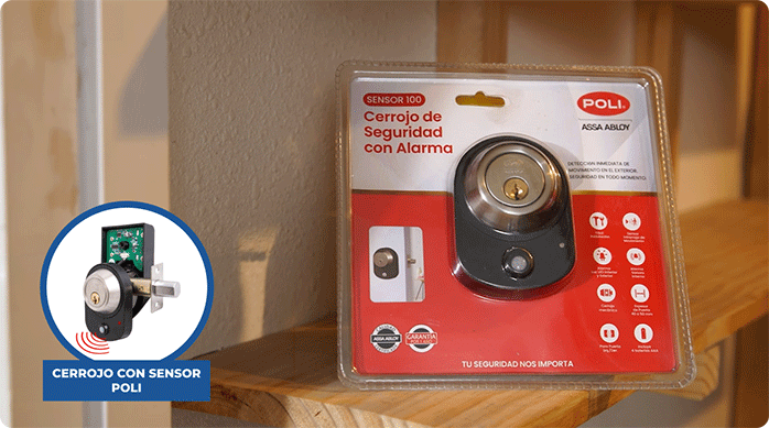 un cerrojo de seguridad con alarma marca poli en su empaque apoyado sobre una repisa de madera.