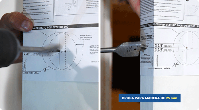 una persona usa una plantilla para hacer las perforaciones en la puerta y así instalar una cerradura.