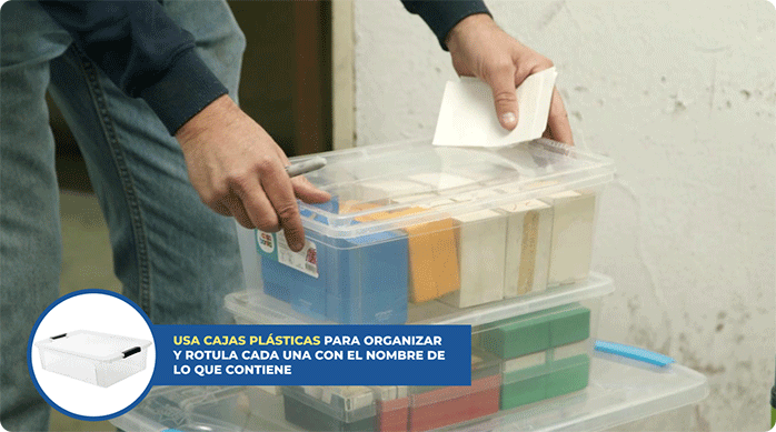 un hombre usa cajas plásticas para organizar los diferentes elementos de la bodega.