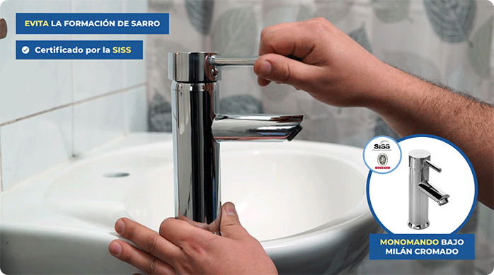 un hombre muestra el nuevo monomando bajo milán cromado de Sensi D'acqua.