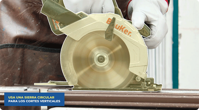 una persona usa una sierra circular para cortar wall panel 3D a lo largo.
