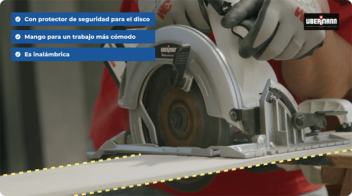 una persona corta el siding de fibrocemento con una sierra circular.