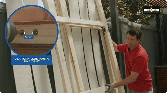 un hombre apoya en el muro las estructuras de pino seco cepillado.