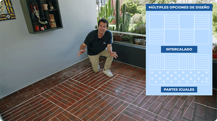 un hombre hincado en una terraza muestra diferentes diseños que se pueden crear con deck de madera y pasto sintético.