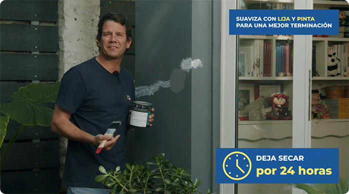 un hombre pinta un muro que acaba de reparar con sellador para grietas.