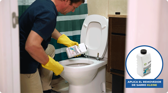 un hombre aplica removedor de sarro kleine en el sanitario o WC.