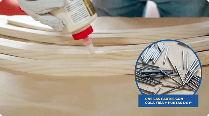una persona aplica cola fría en un arco de madera.
