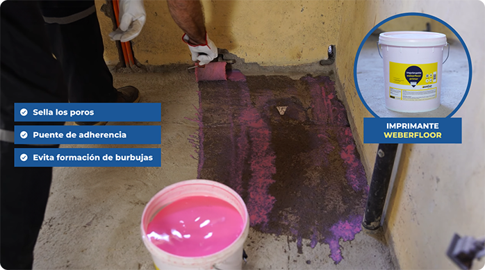 un hombre aplica sellador imprimante weberfloor en un piso que luego va a nivelar.