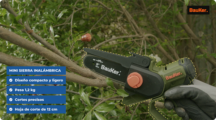 una persona usa una minisierra Bauker para cortar ramas gruesas de un árbol.