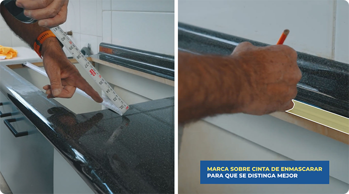 un hombre mide el espacio en la cubierta para el lavaplatos y marca dónde tendrá que cortar para introducir el lavaplatos nuevo.