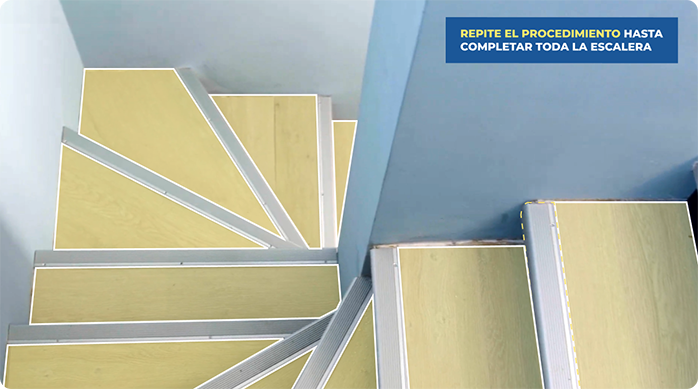 una escalera con los peldaños renovados con piso vinílico.