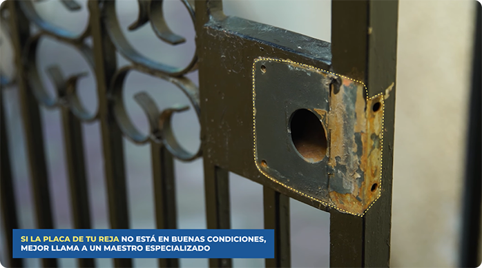 la caja de una cerradura de una reja totalmente expuesta, sin cerradura.