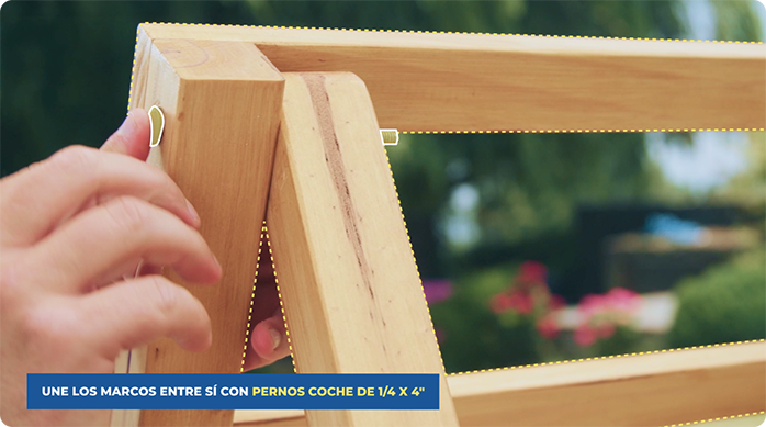 una persona une los 2 marcos de la reposera portátil de madera con pernos coche de 1/4 x 4