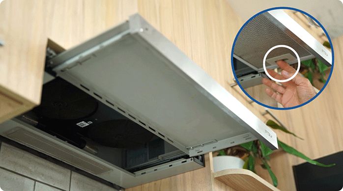 campana de cocina abierta con la rejilla desmontada.