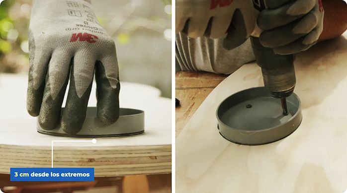 un hombre pega una tapa de pvc en la cubierta de la mesa de centro estilo japandi.