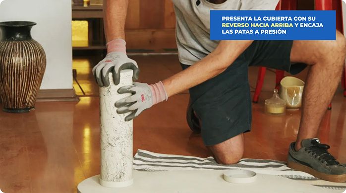 un hombre pone la pata de la mesa de centro estilo japandi.