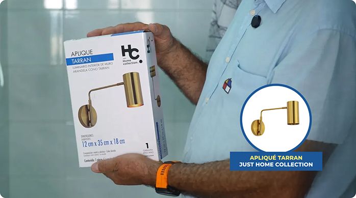 un hombre sostiene una caja que contiene el apliqué tarran de la marca Just Home Collection.