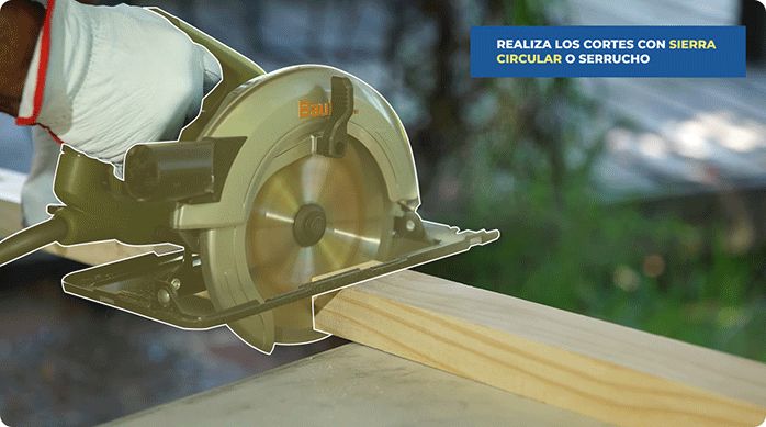 una persona corta trozos de pino seco cepillado con una sierra circular.