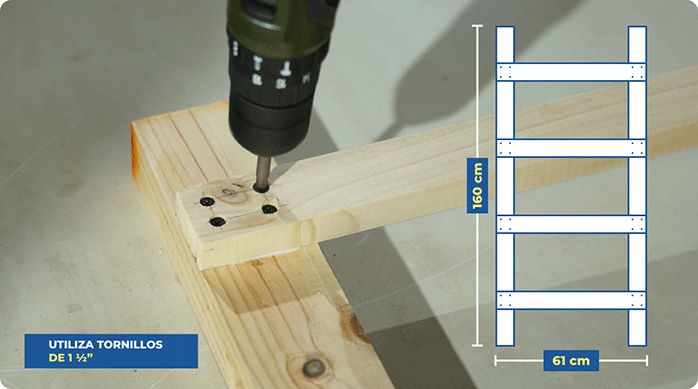 una persona fija trozos de pino seco cepillado con tornillos para construir el lateral del mueble para cajas organizadoras.