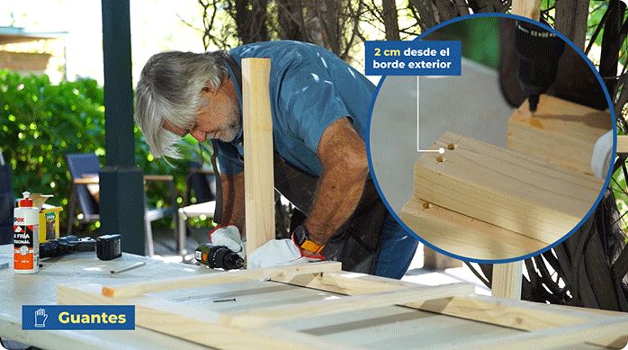 un hombre construye un mueble para cajas organizadoras.
