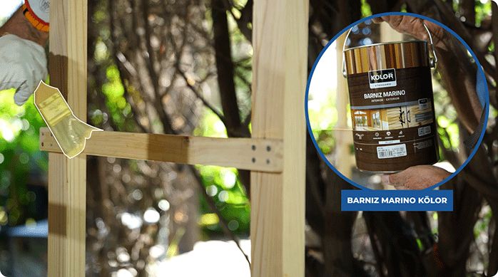 una persona aplica barniz marino en la estructura del mueble para cajas organizadoras.