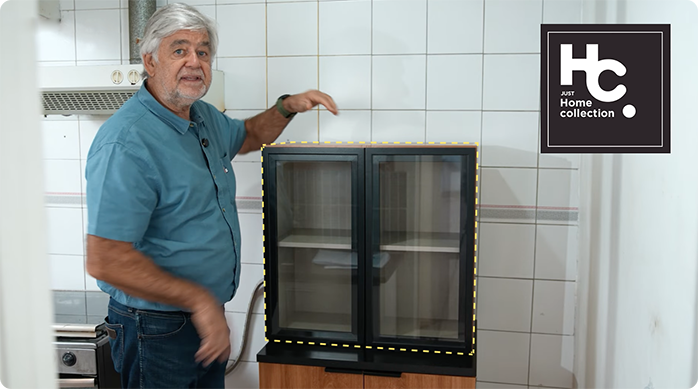 un hombre muestra un mueble flotante de cocina de la marca Just Home Collection.