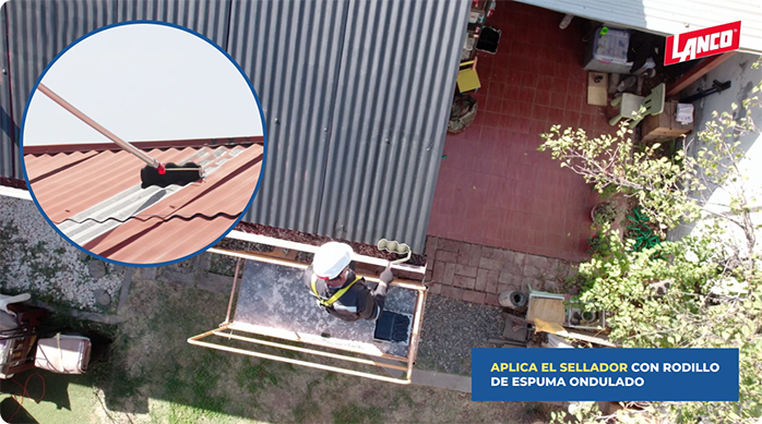 un hombre aplica sellador siliconizer de la marca Lanco en el techo de zinc usando un rodillo de espuma ondulado.