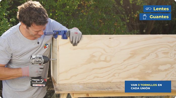 un hombre construye un mueble zapatero con terciado de mueblería.