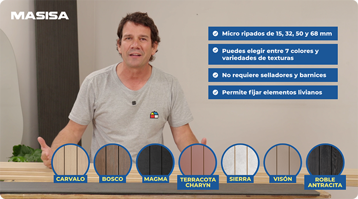 un hombre mostrando los diferentes colores de los revestimientos micro ripados de la marca Masisa.