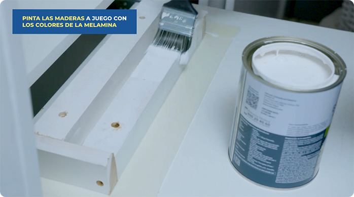 una persona pinta el soporte de la pata con esmalte al agua.
