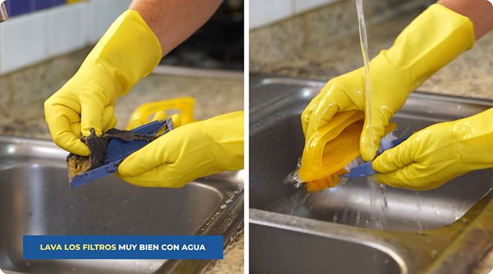 una persona limpia los filtros de la lavadora en un lavaplatos.