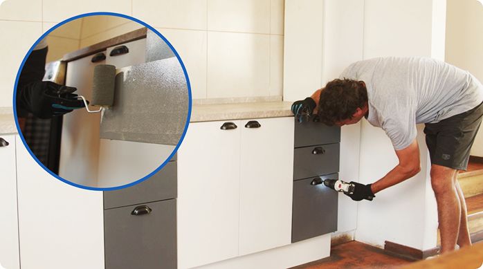 un hombre pinta un mueble de cocina con pintura para melamina y luego instala tiradores nuevos en las puertas.