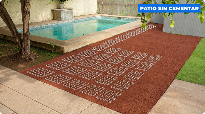 patio con una piscina y un sector con adoquines modulares.