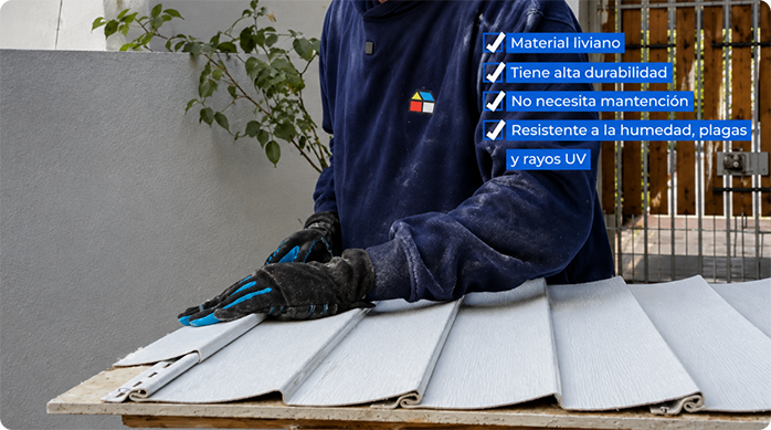 un hombre reviste planchas de OSB con siding.