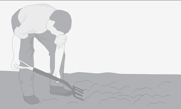 Hombre horqueteando la tierra