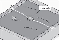 un tejo sobre una lienza en una cancha de rayuela chilena.
