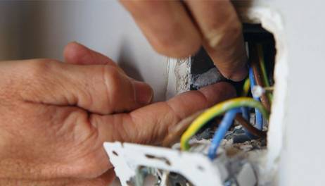 ¿Cómo reparar enchufes?