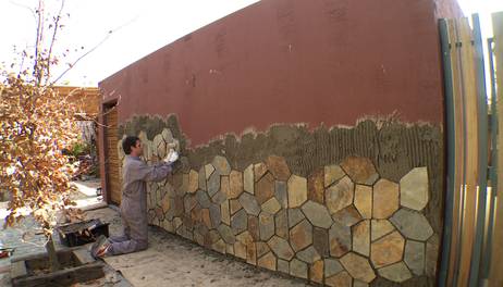 Cómo revestir con piedra un muro exterior