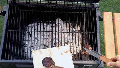 ¿Cómo limpiar y guardar una parrilla a carbón?