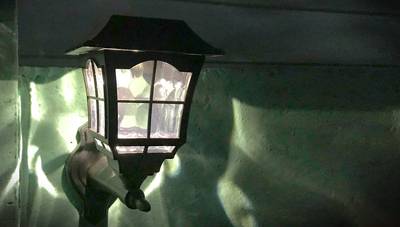 ¿Cómo instalar faroles solares en el jardín?